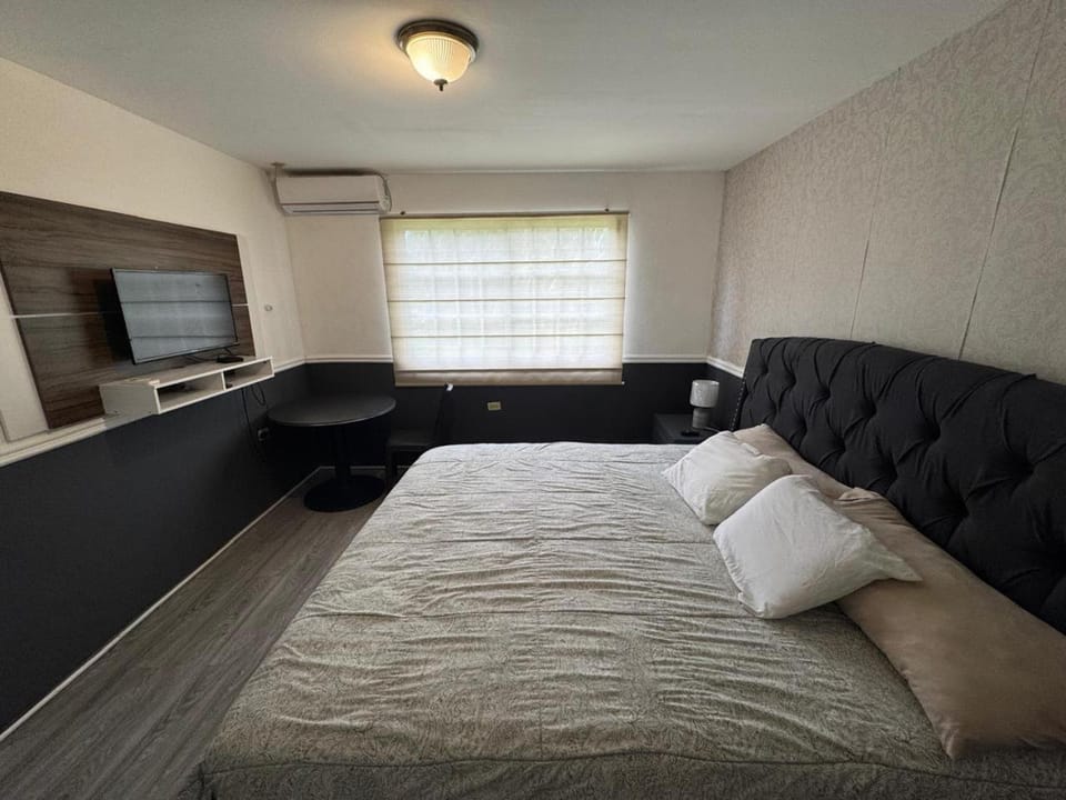 Bed, Seating area, Bedroom, air conditioner