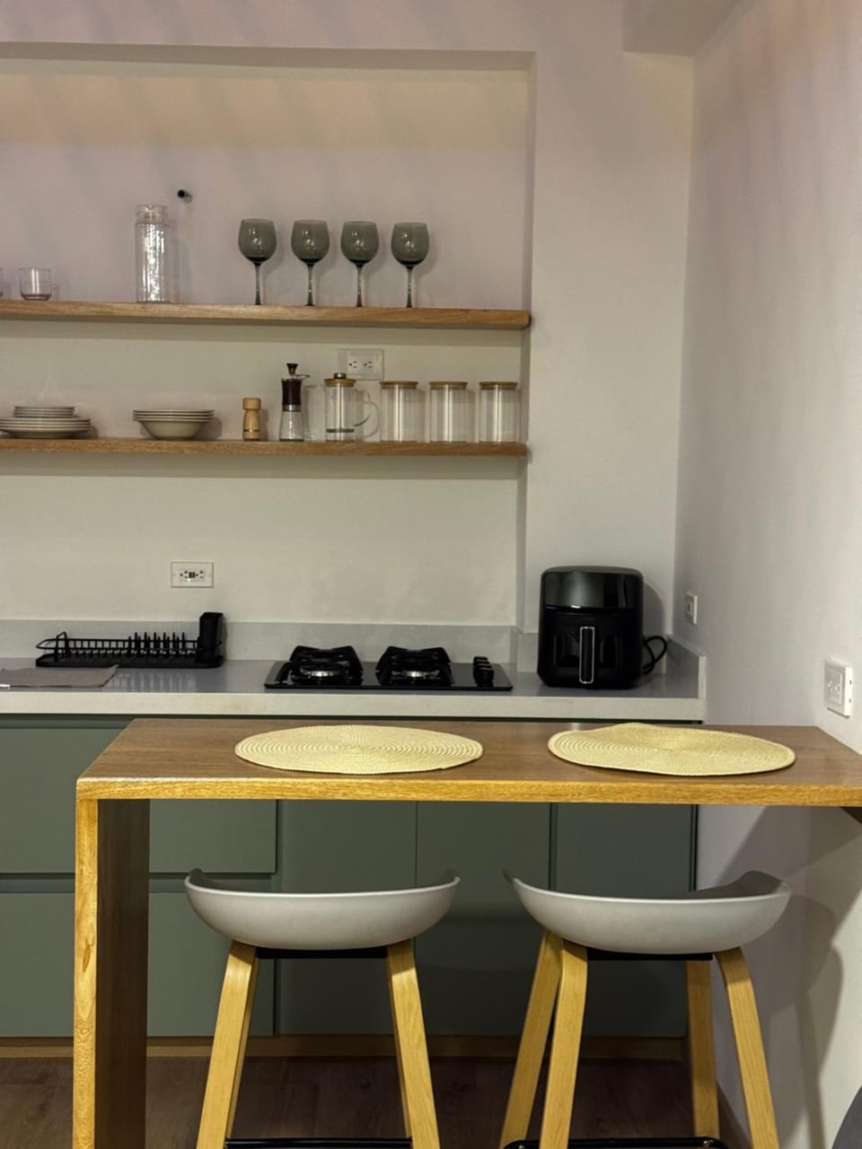 Coffee/tea facilities, Kitchen or kitchenette, Dining area, minibar