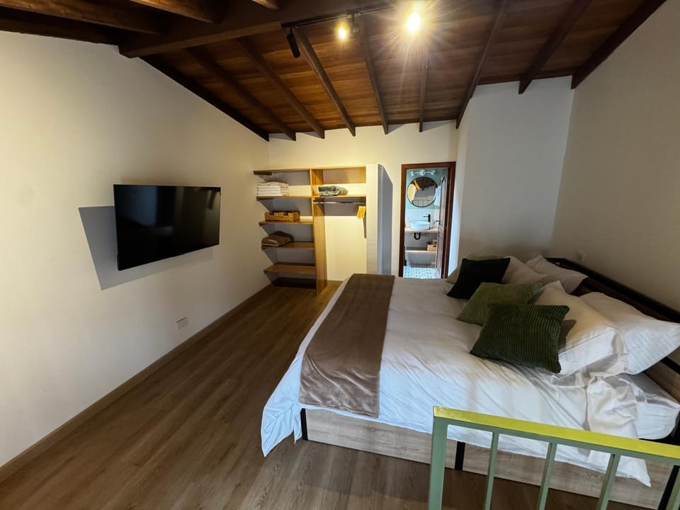 Bed, TV and multimedia, Photo of the whole room, Evening entertainment, Bedroom, towels
