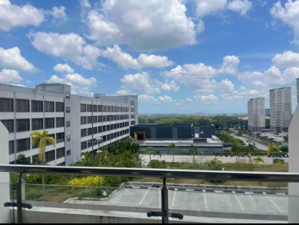 Fresh Condo & Kitchen beside Hilton Clark Dheights Apartment in Angeles