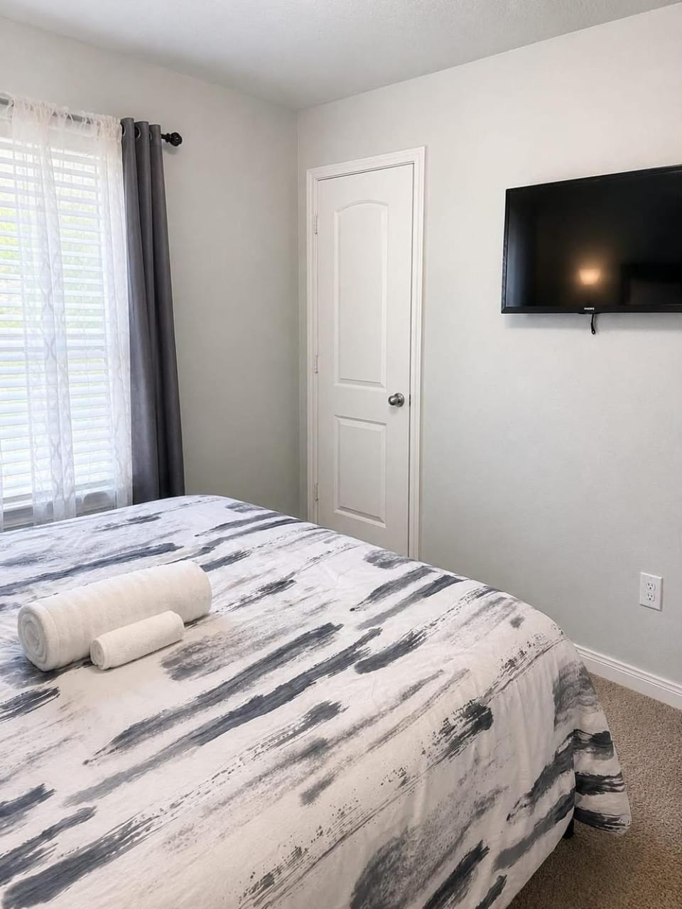 Bed, TV and multimedia, Bedroom