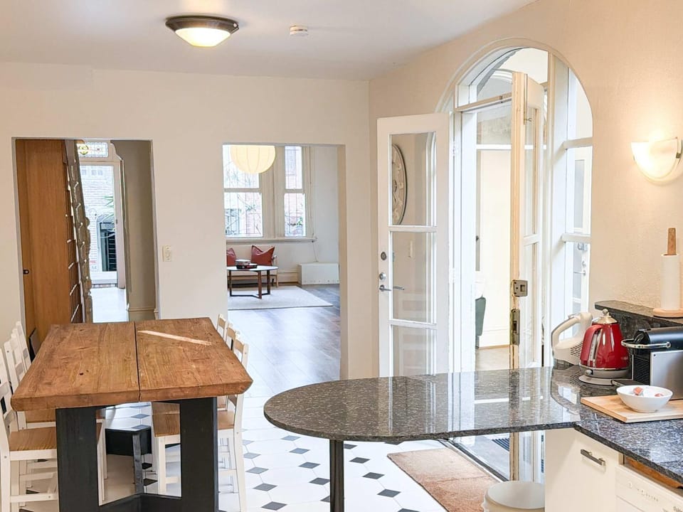 Huge Heritage Terrace, Walk to KX, Parking, BBQ House in Sydney