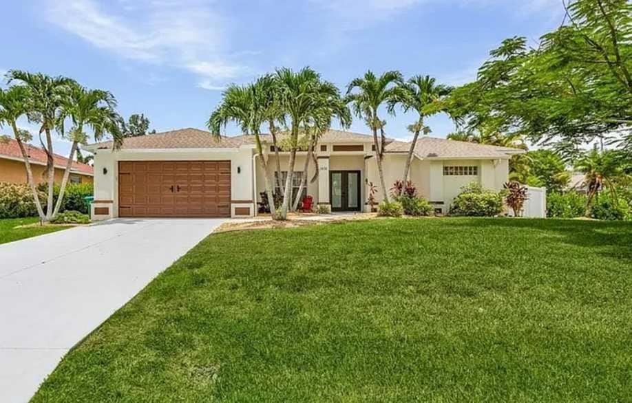 Sunny Paradise Villa with HTD Pool Game Room And Privacy House in Cape Coral