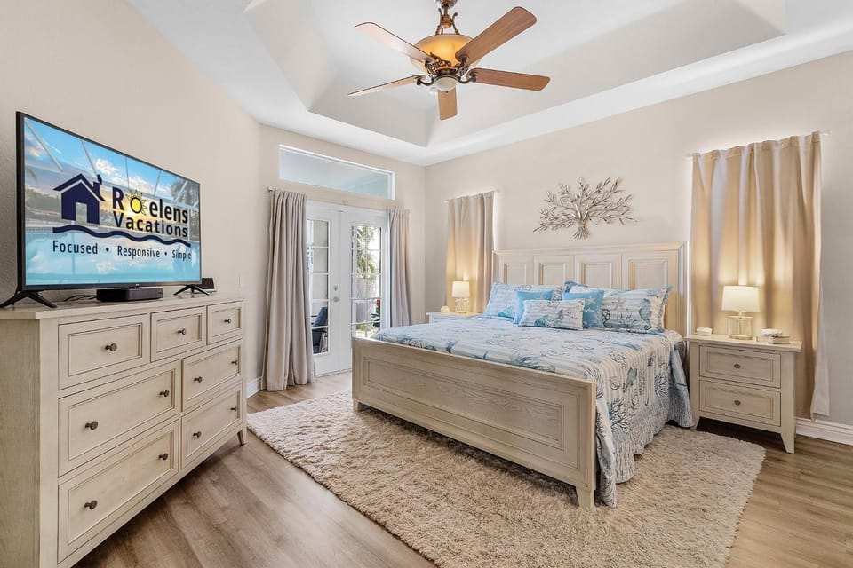 Sunny Paradise Villa with HTD Pool Game Room And Privacy House in Cape Coral