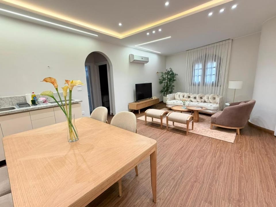 TV and multimedia, Kitchen or kitchenette, Living room, Seating area, Dining area, air conditioner