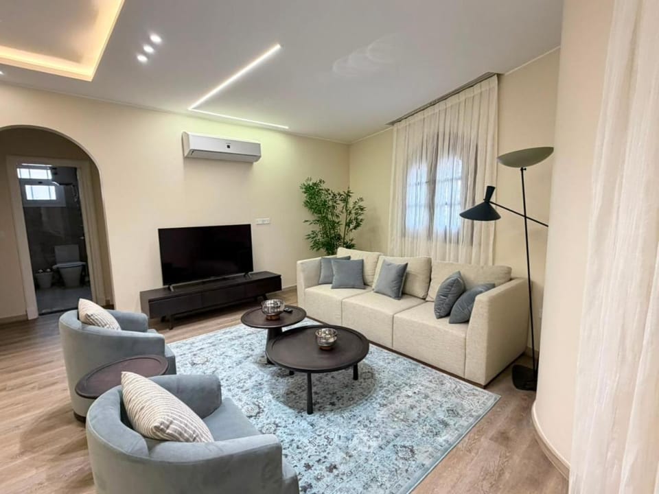 Communal lounge/ TV room, TV and multimedia, Living room, Seating area, air conditioner