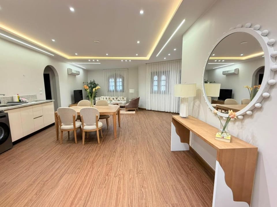 Kitchen or kitchenette, Living room, Seating area, Dining area