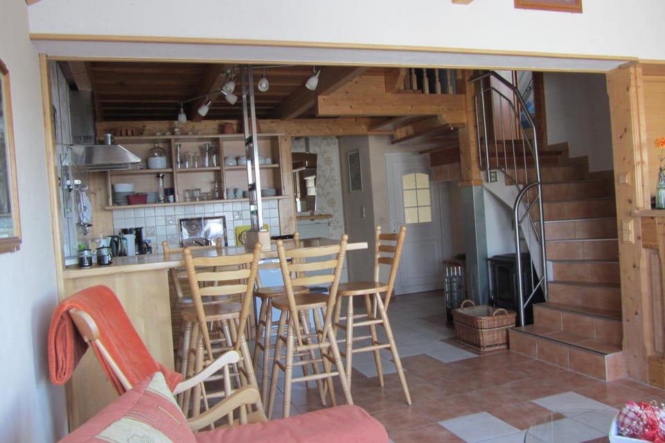 Kitchen or kitchenette, Photo of the whole room, Decorative detail, Dining area