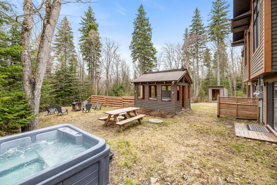 Domaine Boreal 6 Chambres 4 SDB 2 Spa Chalet in Baie-Saint-Paul
