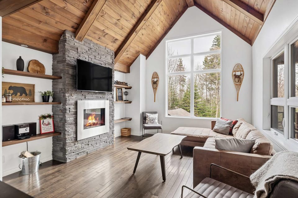 Domaine Boreal 6 Chambres 4 SDB 2 Spa Chalet in Baie-Saint-Paul