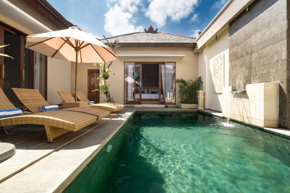 Swimming pool, sunbed