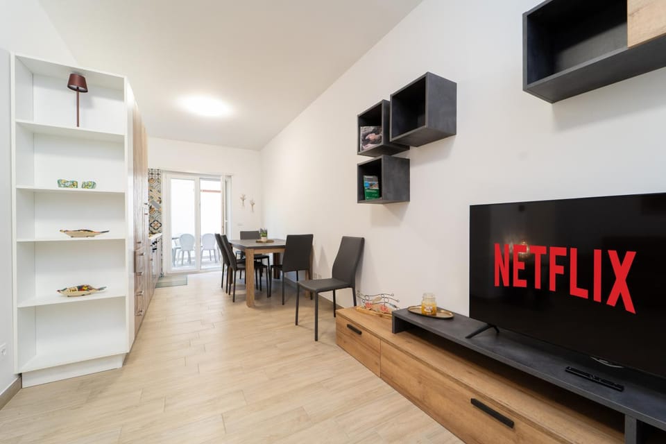 Communal lounge/ TV room, TV and multimedia, Living room, Dining area, Evening entertainment