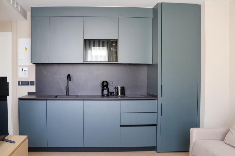 Coffee/tea facilities, Kitchen or kitchenette, stove