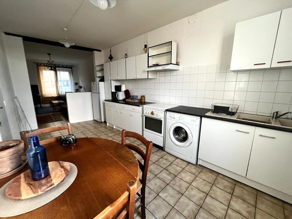 Kitchen or kitchenette, Dining area, oven, stove, toaster