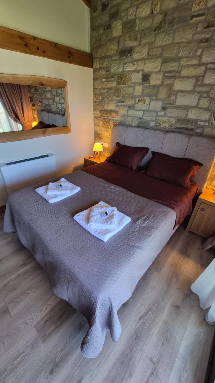 Photo of the whole room, Bedroom, towels
