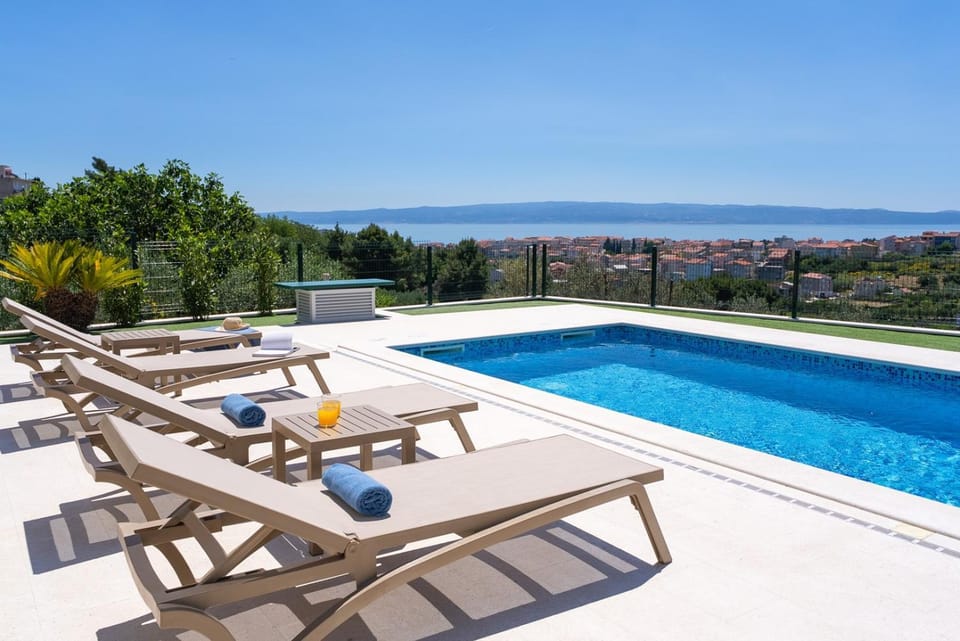 City view, Sea view