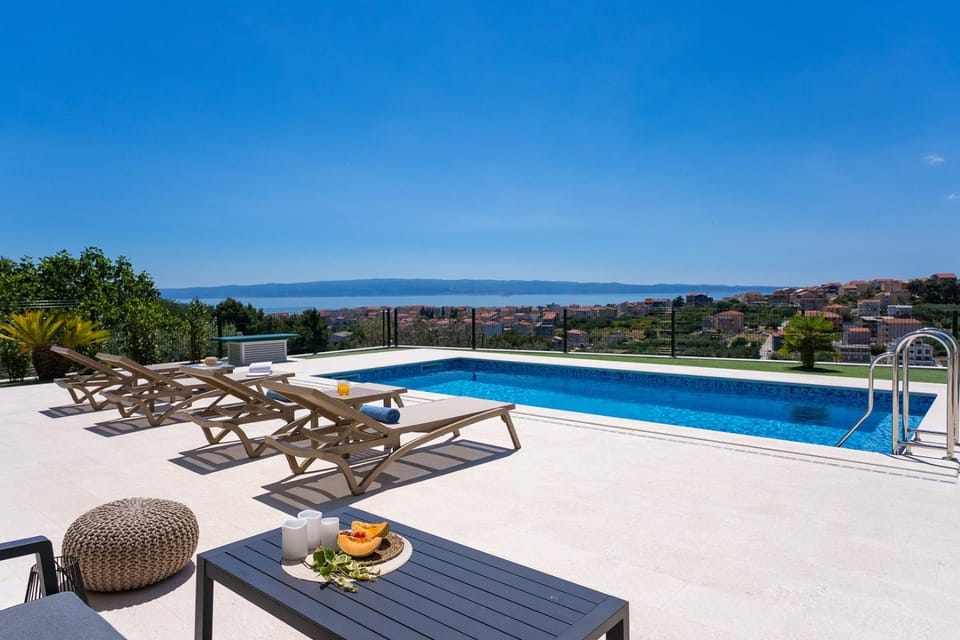 Property building, Sea view, Swimming pool