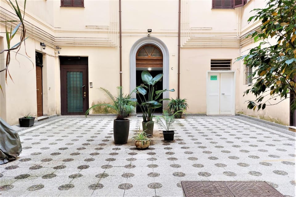 Property building, Facade/entrance, Inner courtyard view
