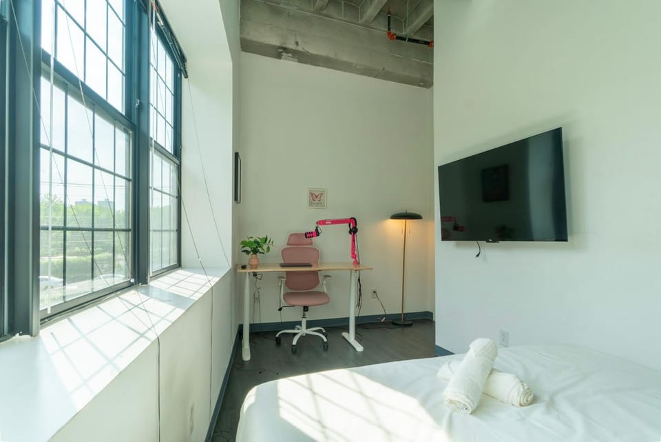 Designer 2BR Loft near NYC 10 min from EWR Apartment in Newark