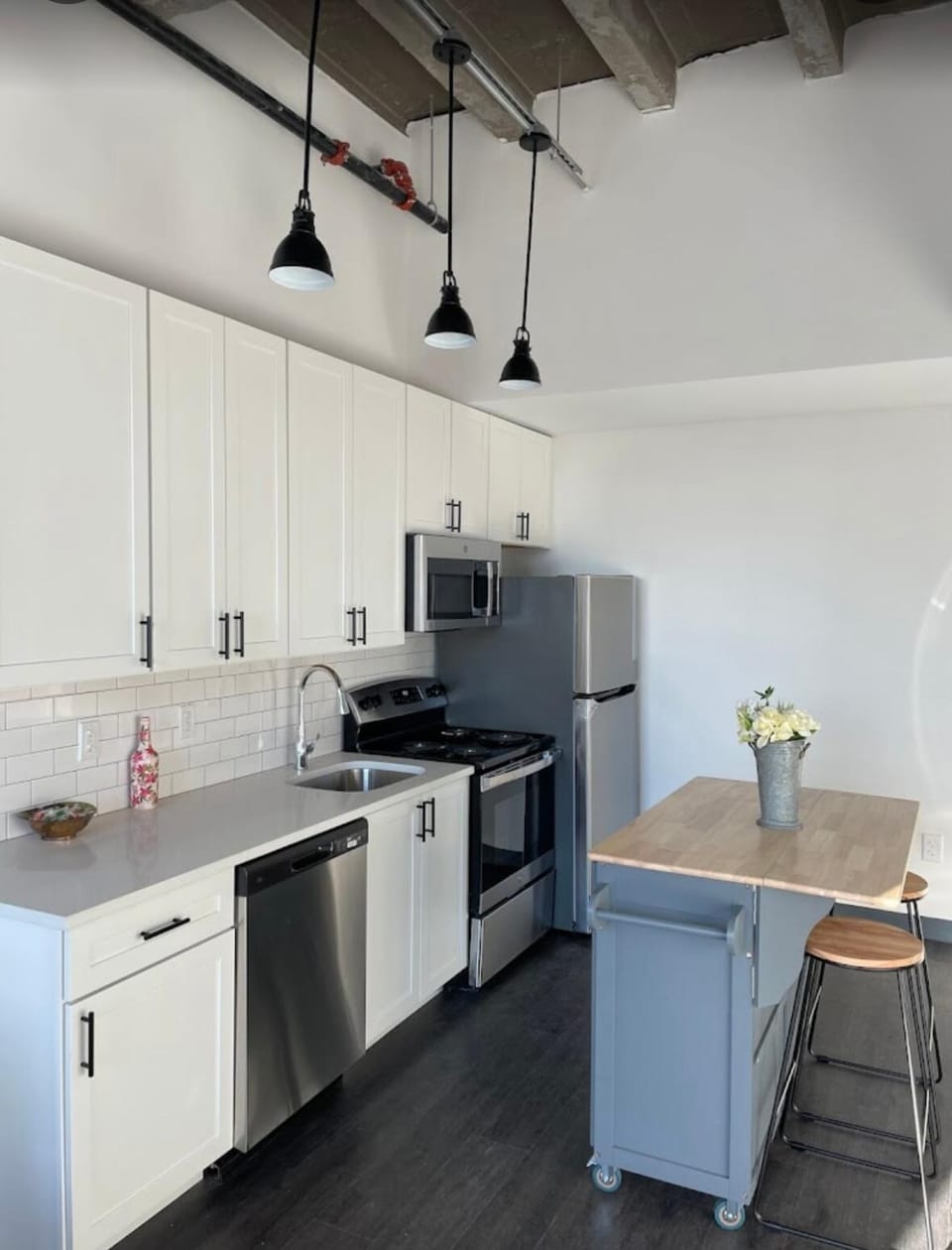 Designer 2BR Loft near NYC 10 min from EWR Apartment in Newark
