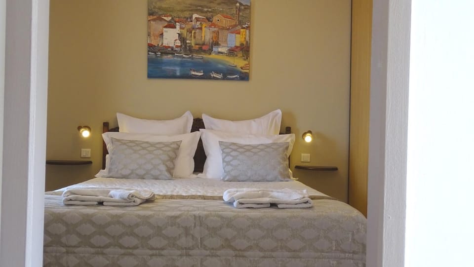 Bed, towels
