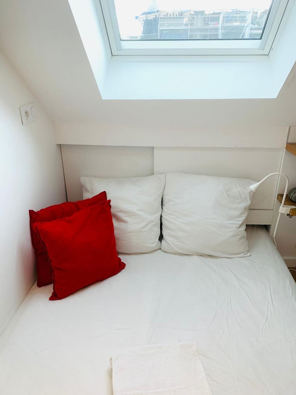 Joli Nid Neuf Calme Clair tout équipé Ascenseur Climatiseur Coeur de Paris Place Maubert Sorbonne Notre Dame Apartment in Paris