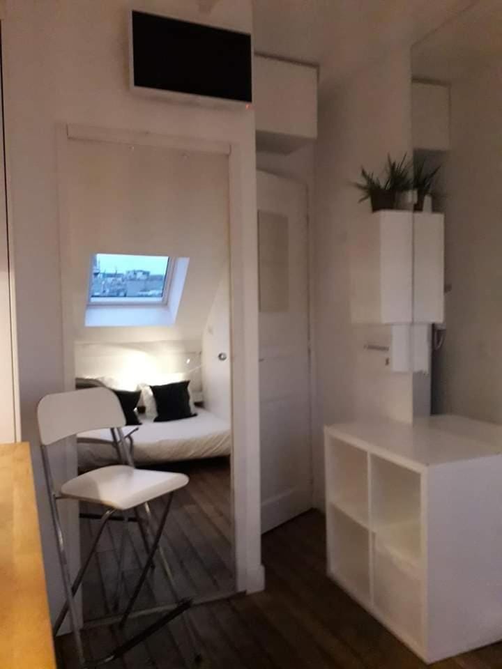 Joli Nid Neuf Calme Clair tout équipé Ascenseur Climatiseur Coeur de Paris Place Maubert Sorbonne Notre Dame Apartment in Paris