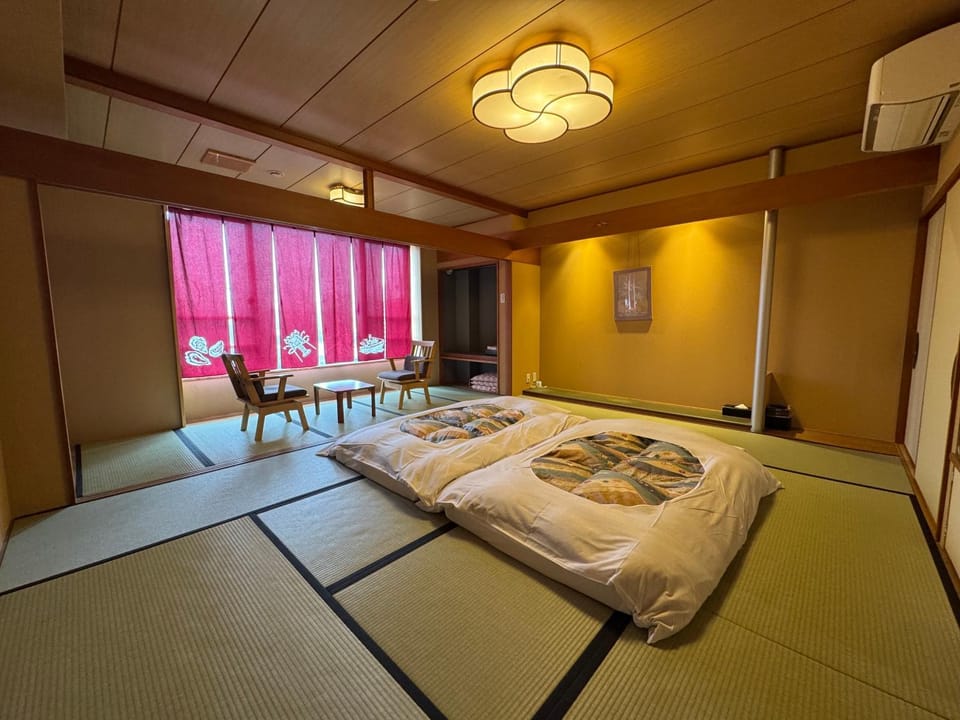 Photo of the whole room, air conditioner