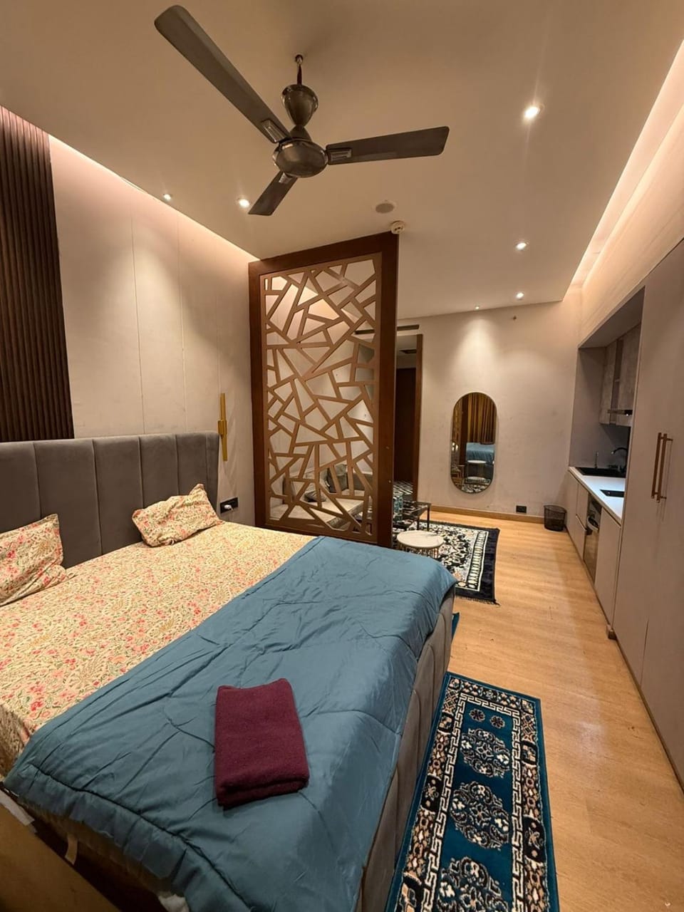 THE MOONLIGHT STUDIo Hotel in Noida