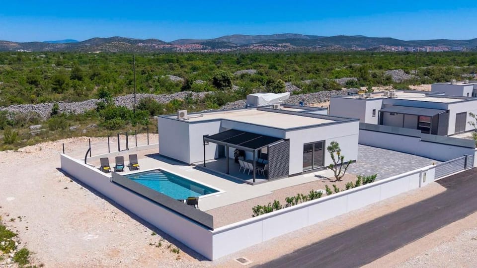 Property building, Swimming pool