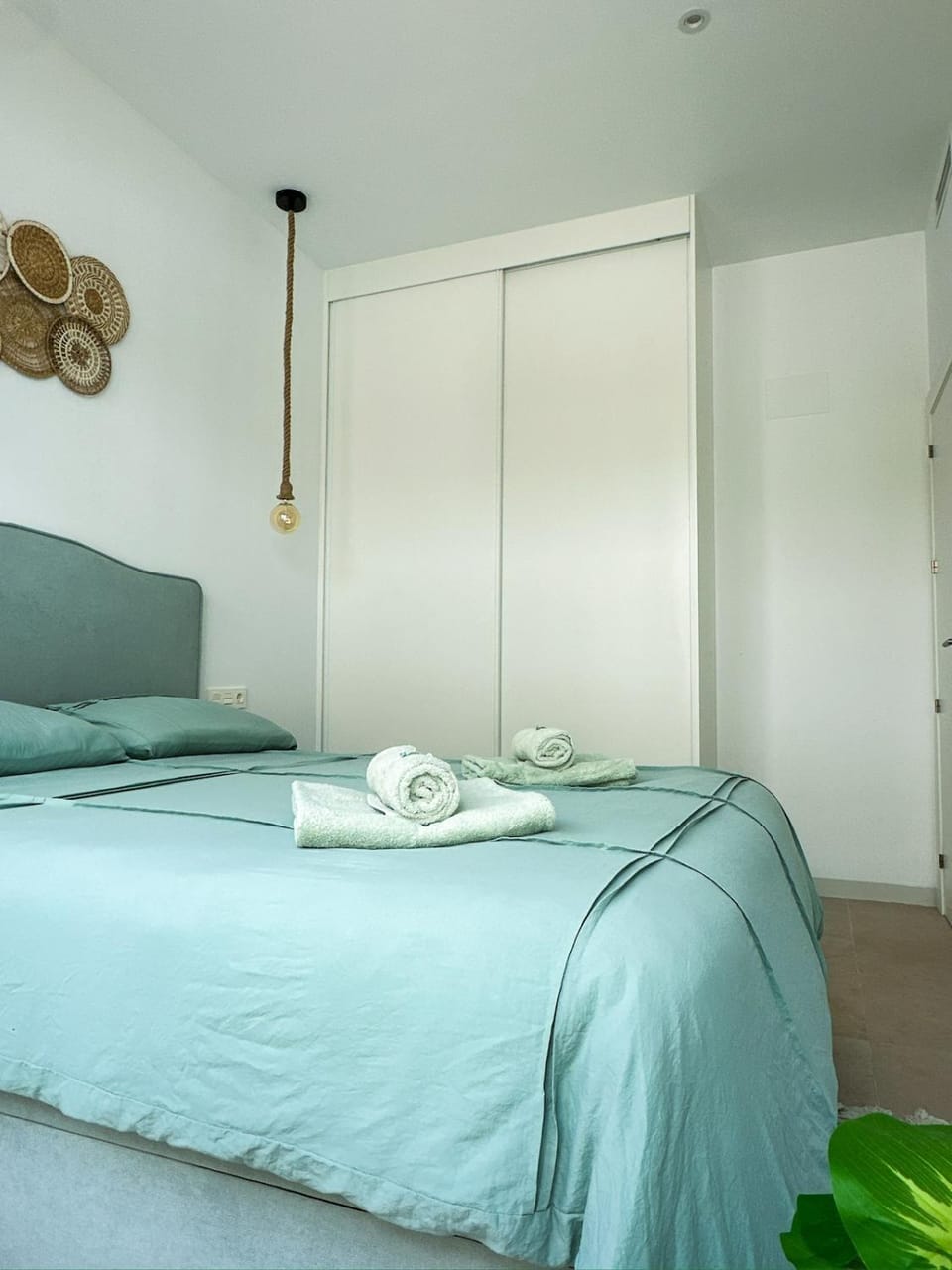 Bed, Bedroom, towels