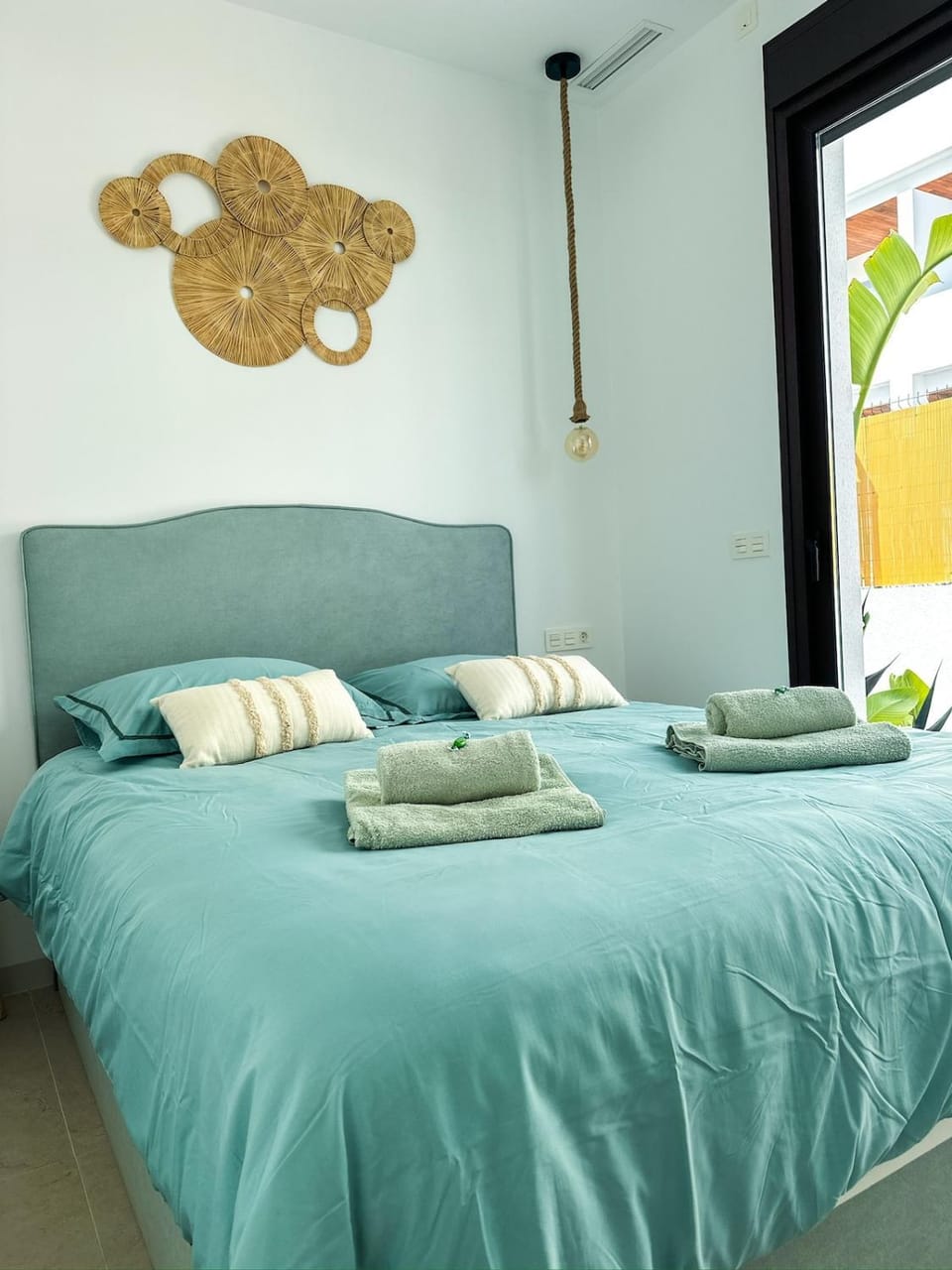Bed, Bedroom, towels