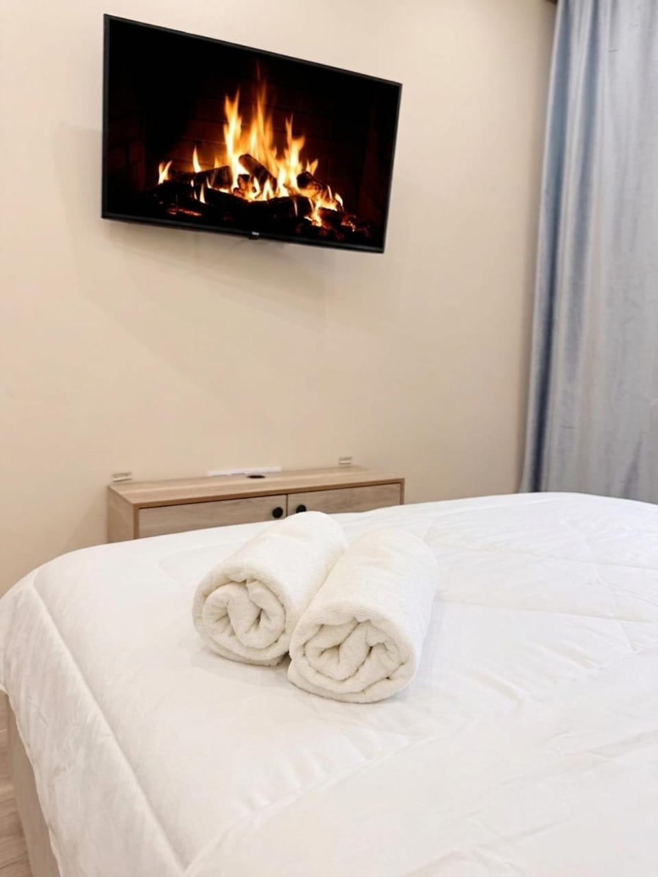 Bed, Bedroom, towels