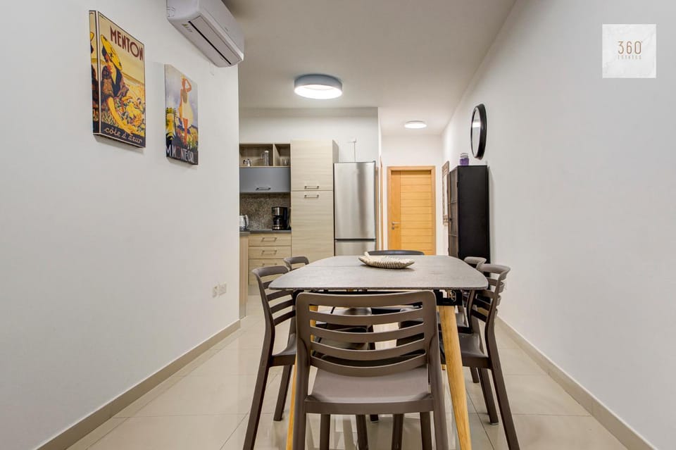 Kitchen or kitchenette, Dining area, minibar, oven, air conditioner