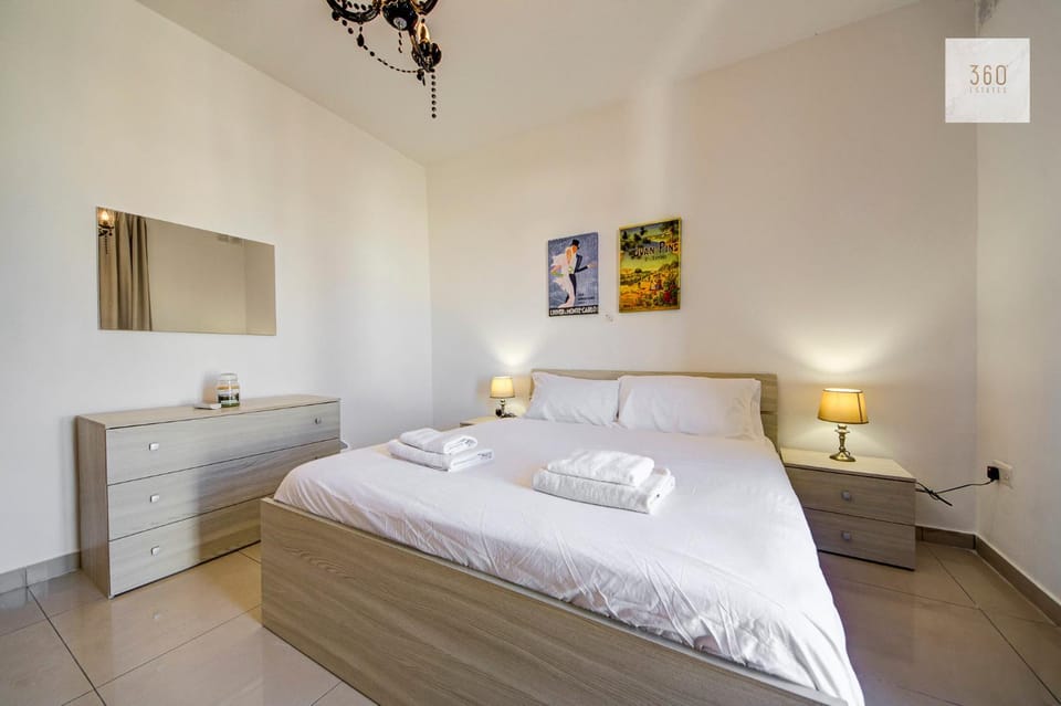 Bed, TV and multimedia, Photo of the whole room, Bedroom, towels