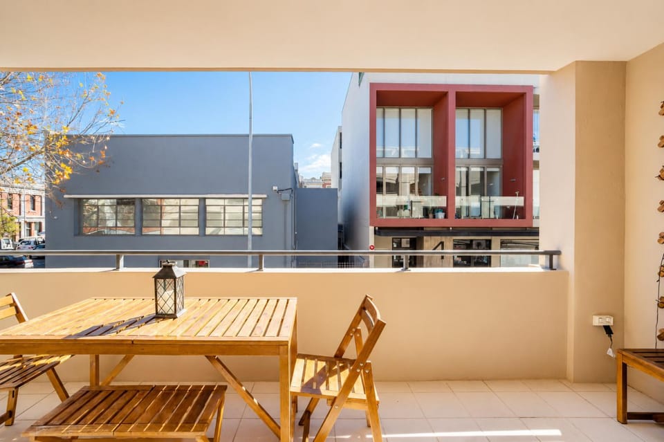 Luxury West End Retreat walk to Bathers Beach Apartment in Perth