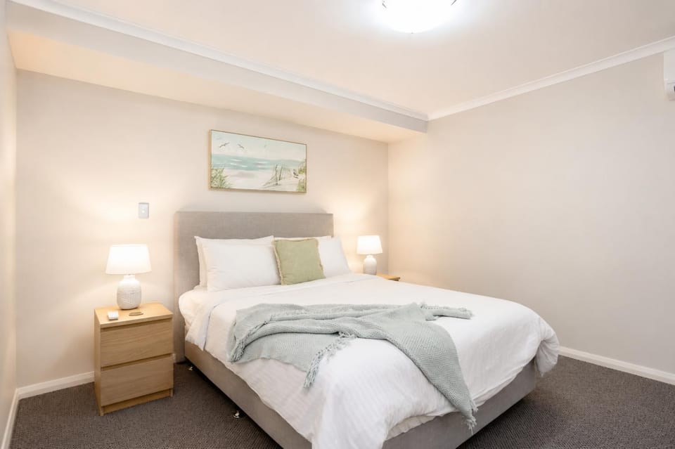 Luxury West End Retreat walk to Bathers Beach Apartment in Perth