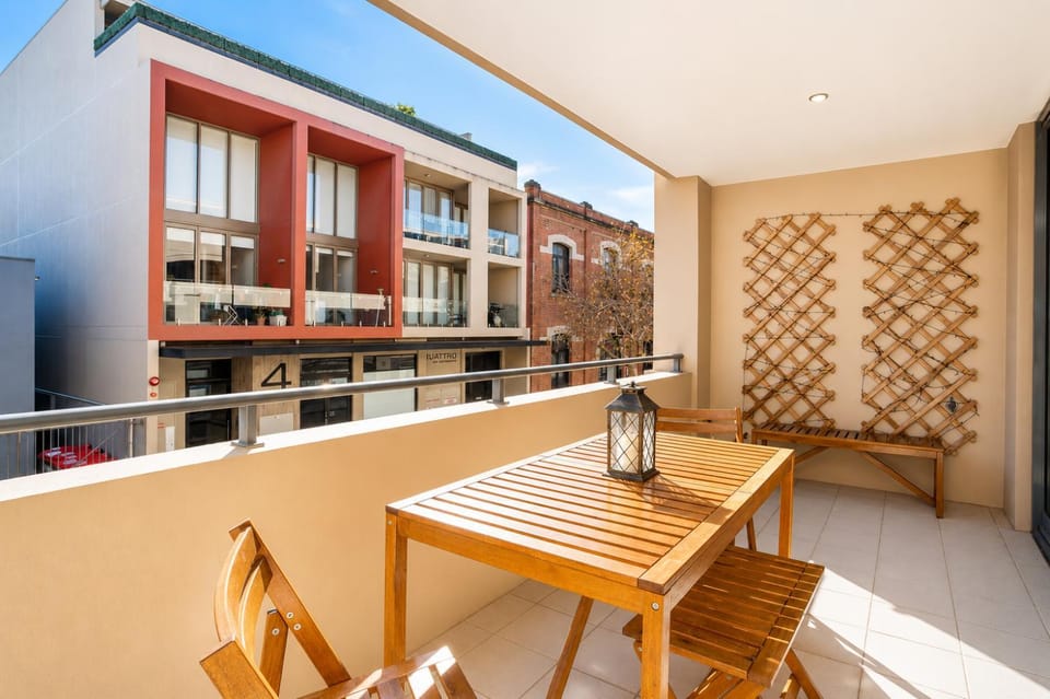 Luxury West End Retreat walk to Bathers Beach Apartment in Perth