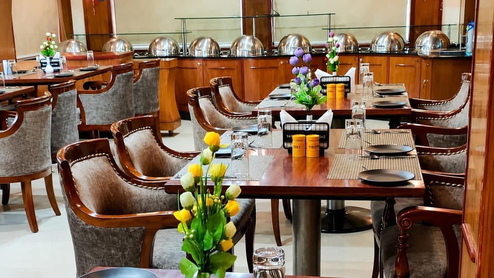 Restaurant/places to eat, Food and drinks, Banquet/Function facilities, Seating area, Food, Drinks