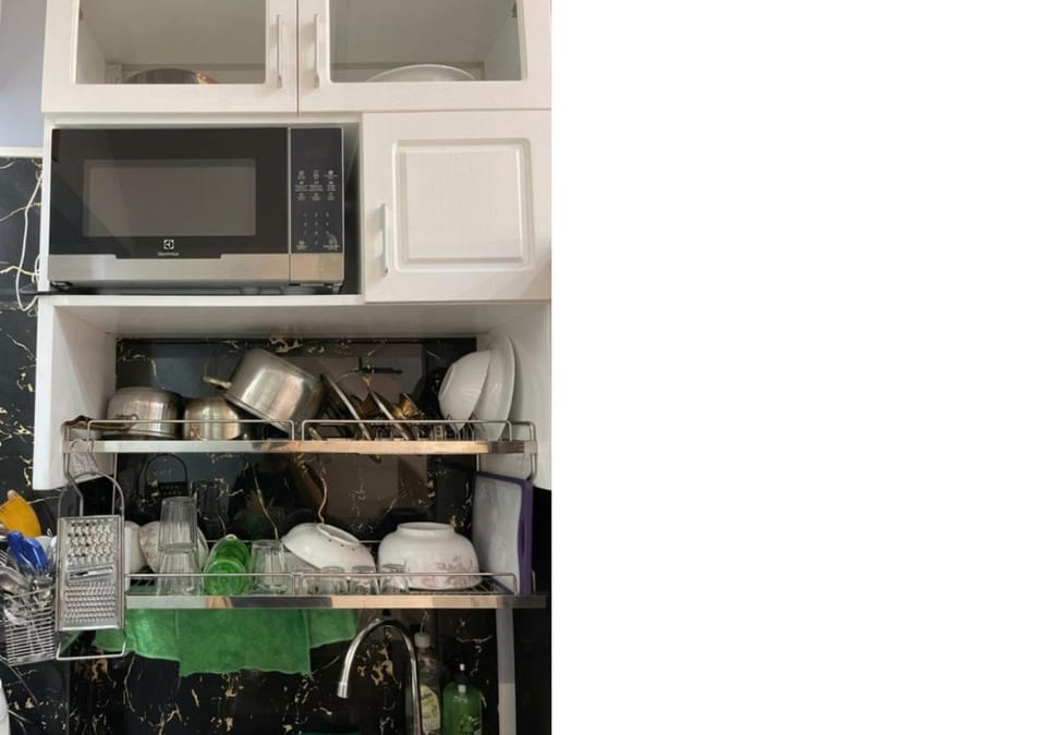 Kitchen or kitchenette, minibar, stove