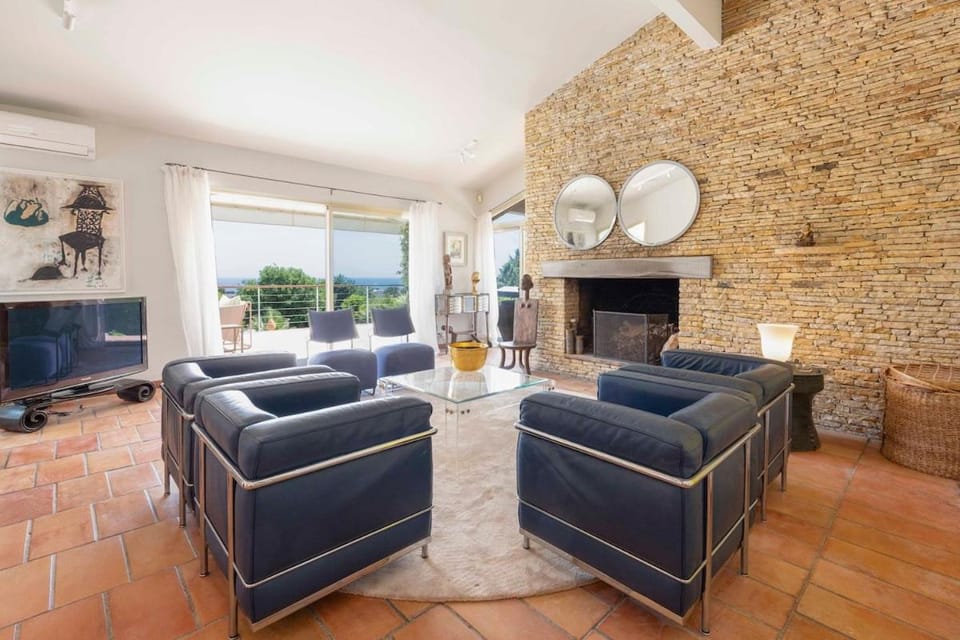 Elegant Mediterranean villa, Sea view & garden Villa in Antibes