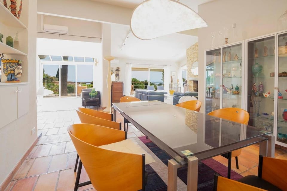Elegant Mediterranean villa, Sea view & garden Villa in Antibes