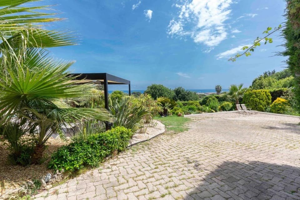 Elegant Mediterranean villa, Sea view & garden Villa in Antibes