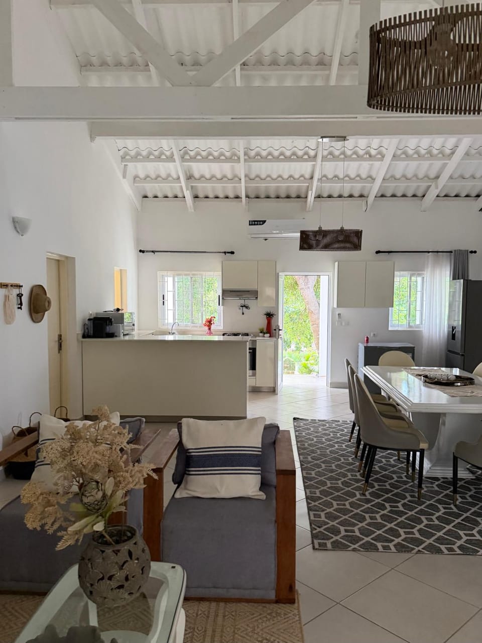 Luxury Beach House with Pool walk to Ocean 3 EnSuits Villa in KwaZulu-Natal