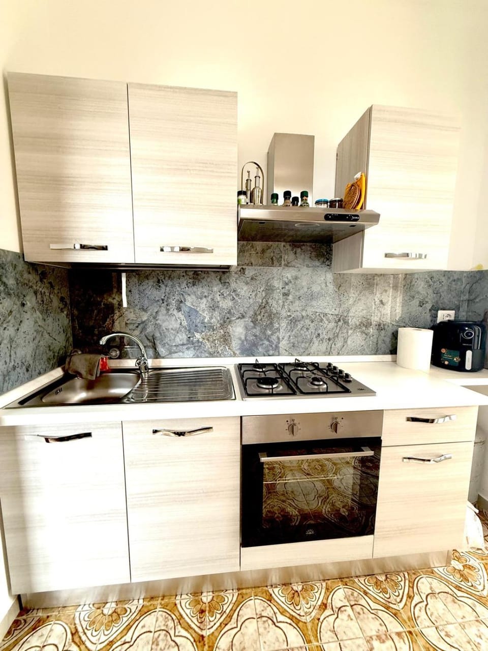 Kitchen or kitchenette, oven, kitchen