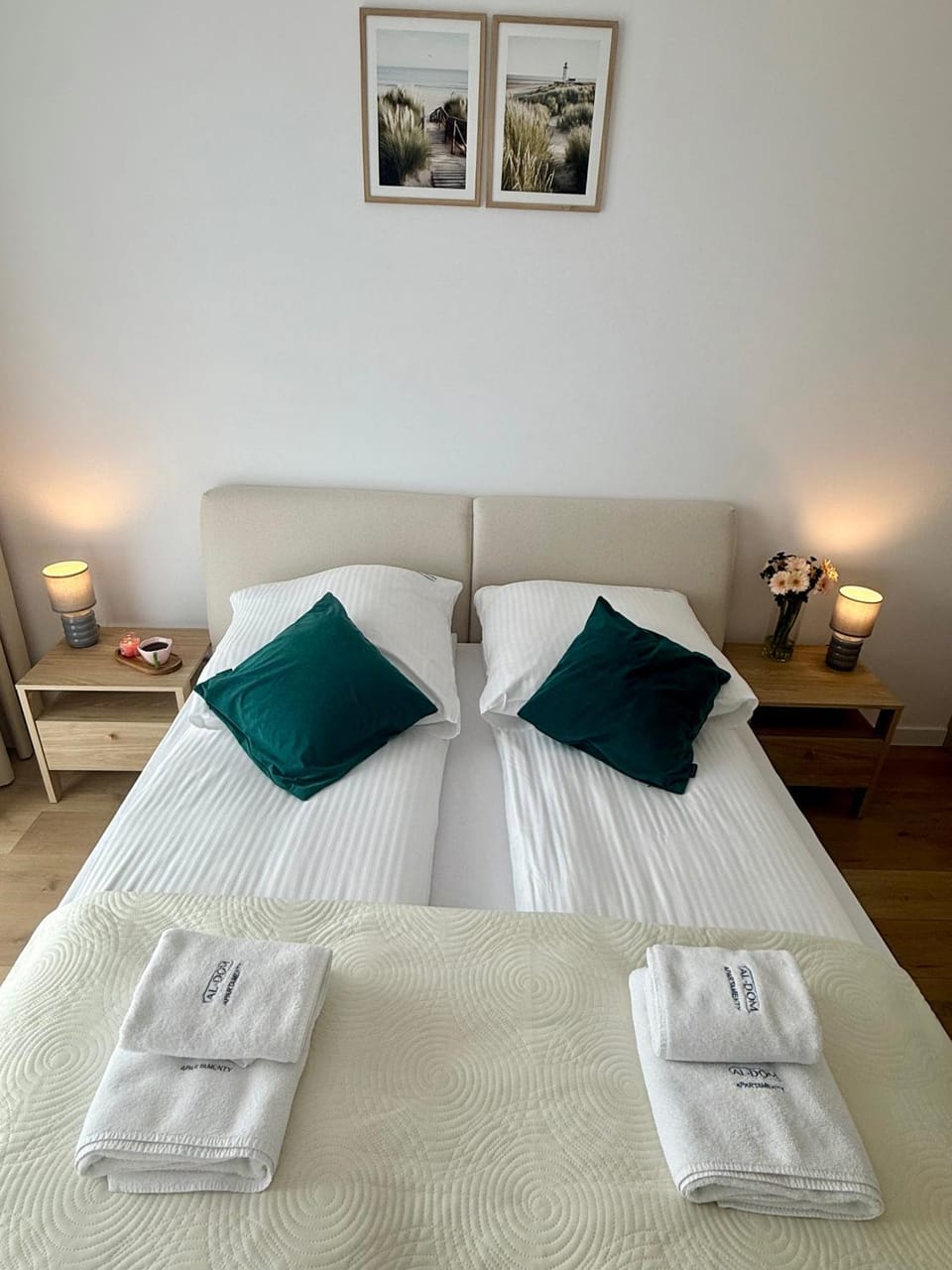 Bed, Bedroom, towels