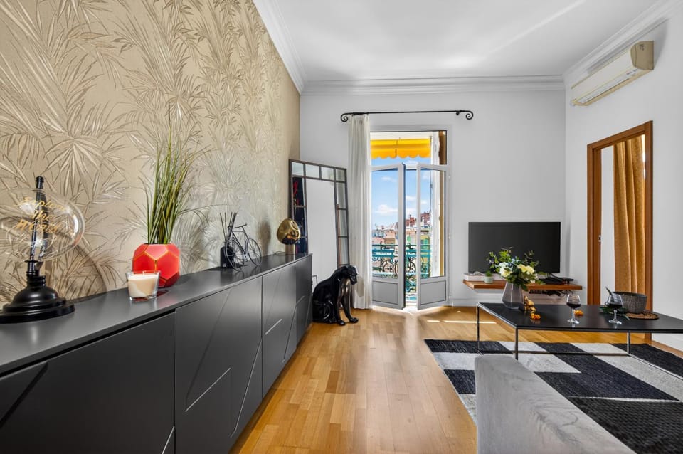 Communal lounge/ TV room, Living room, Lounge or bar, Seating area, Dining area