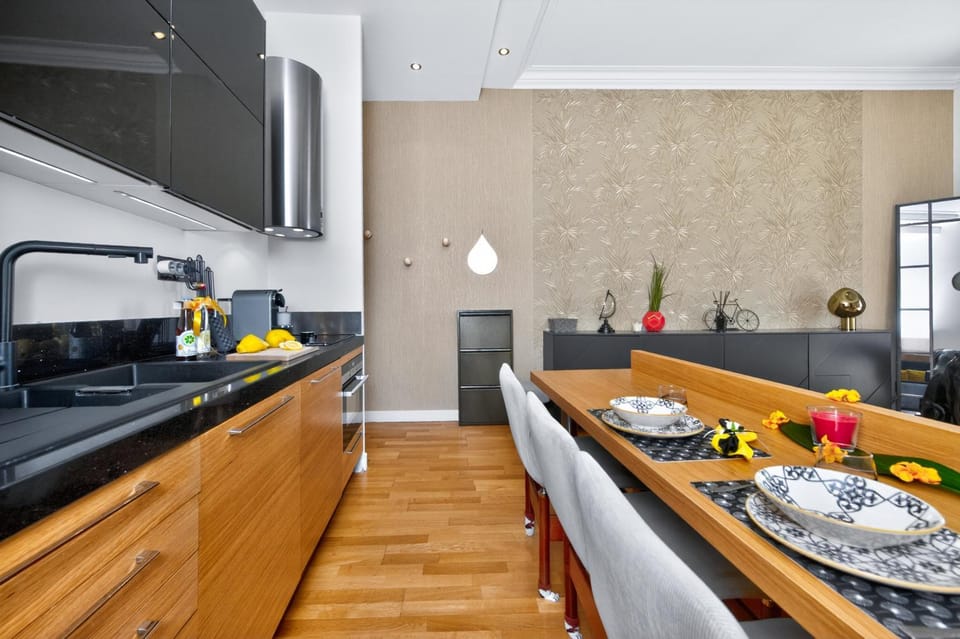 Communal lounge/ TV room, Kitchen or kitchenette, Living room, Lounge or bar, Seating area, Dining area, Communal kitchen, stove, air conditioner