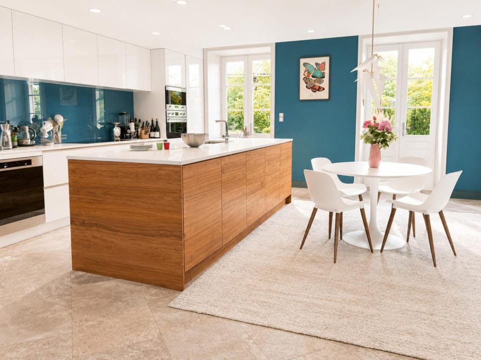 Kitchen or kitchenette, Seating area, Dining area