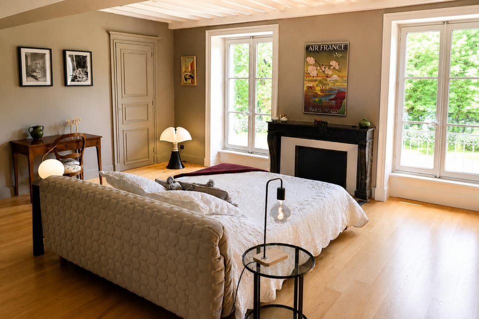 Bed, Photo of the whole room, Seating area, Bedroom